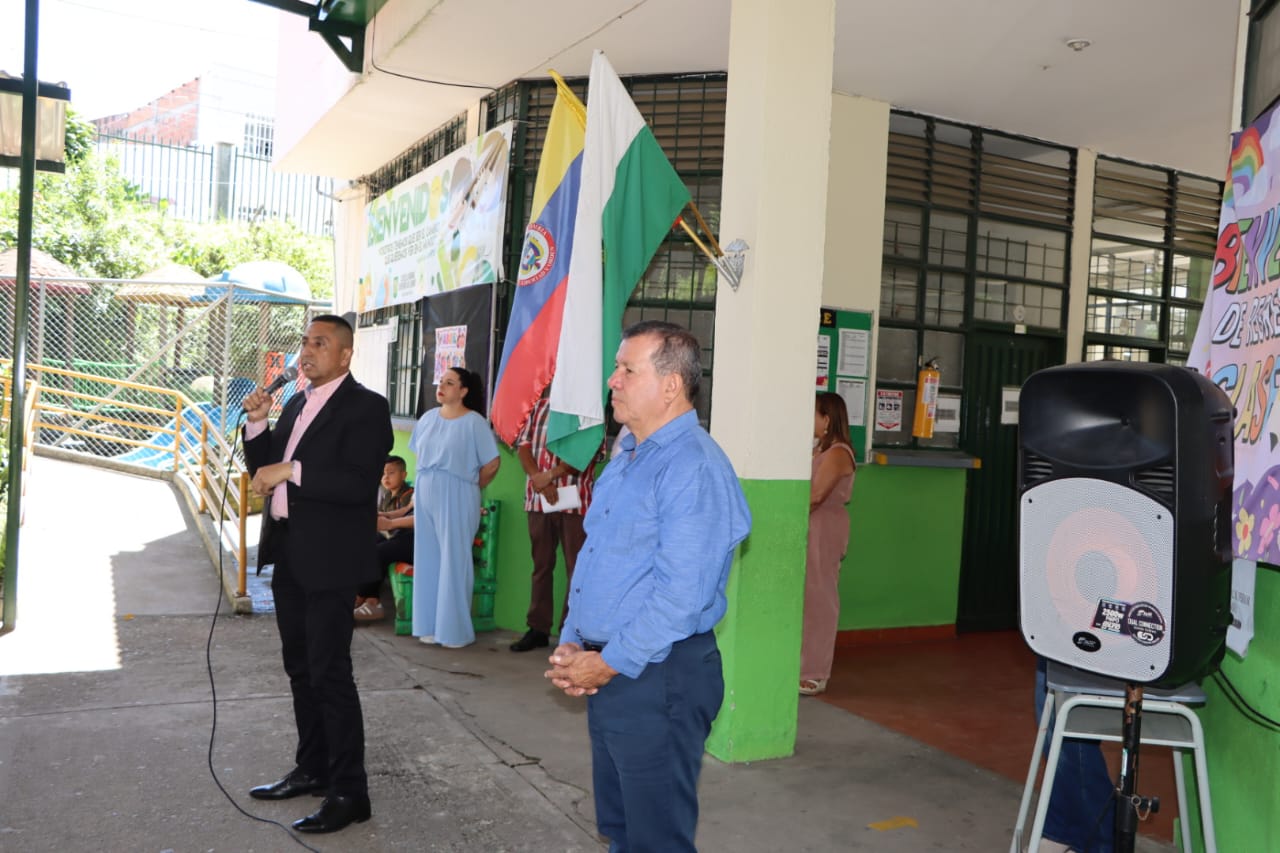Rector de la ENSQ saluda a los Padres